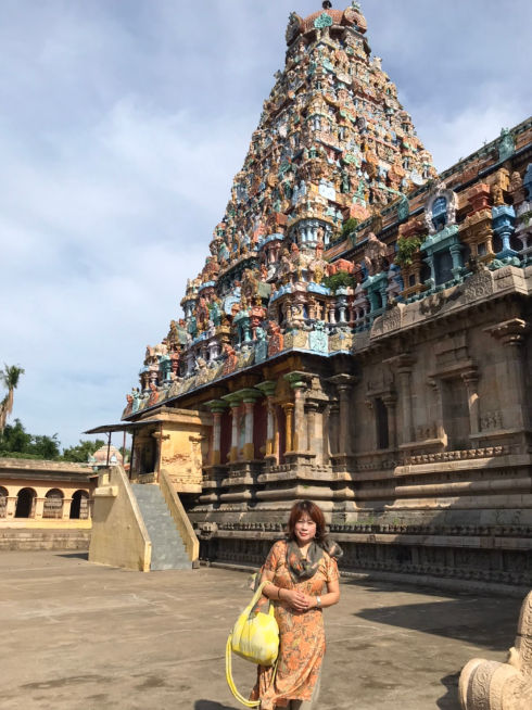 インドにあるお寺でお参りをします。