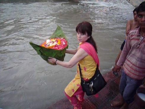 ガンジス川での沐浴、もしくは滝に打たれる。